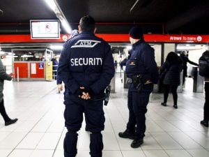 Frenata secca della metro a Cadorna, diversi passeggeri feriti: una persona ha tentato di gettarsi sotto al treno