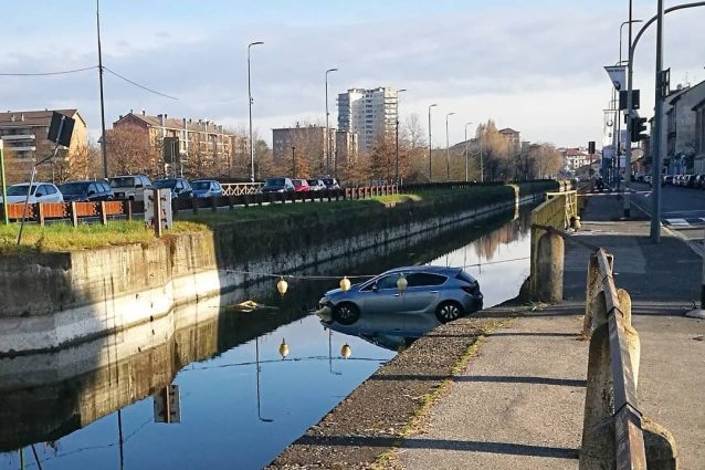 L’auto nel Naviglio Pavese (Instagram)
