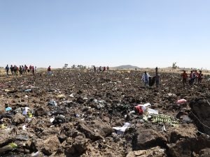 I soccorritori sul luogo dello schianto del Boeing 737 in Etiopia