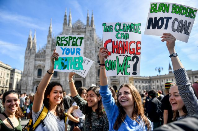 I giovani manifestanti allo sciopero per il clima a Milano (LaPresse)