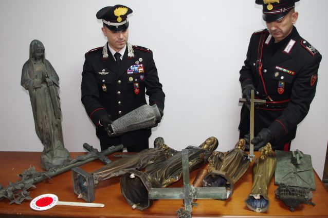 Le statue e gli altri oggetti rubati al cimitero