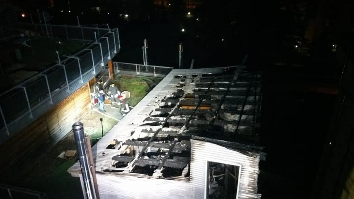 La casa distrutta dalle fiamme (Foto di Mirko La Rosa via Facebook)