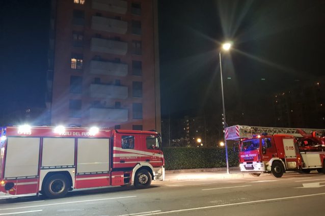 I vigili del fuoco in via delle Forze Armate (Foto Fanpage.it)