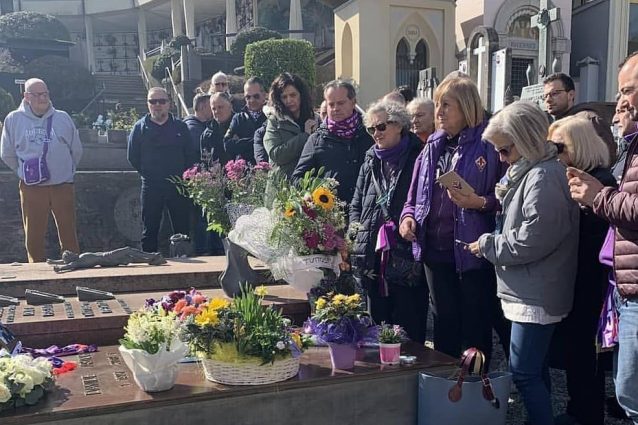 I tifosi viola rendono omaggio a Davide Astori prima della partita