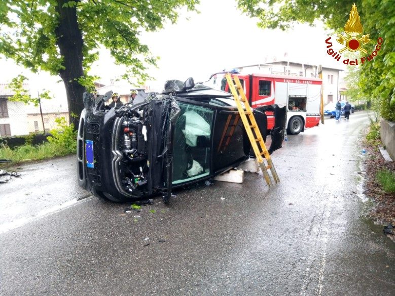 Spaventoso incidente in Brianza, auto finisce fuori strada e si ...
