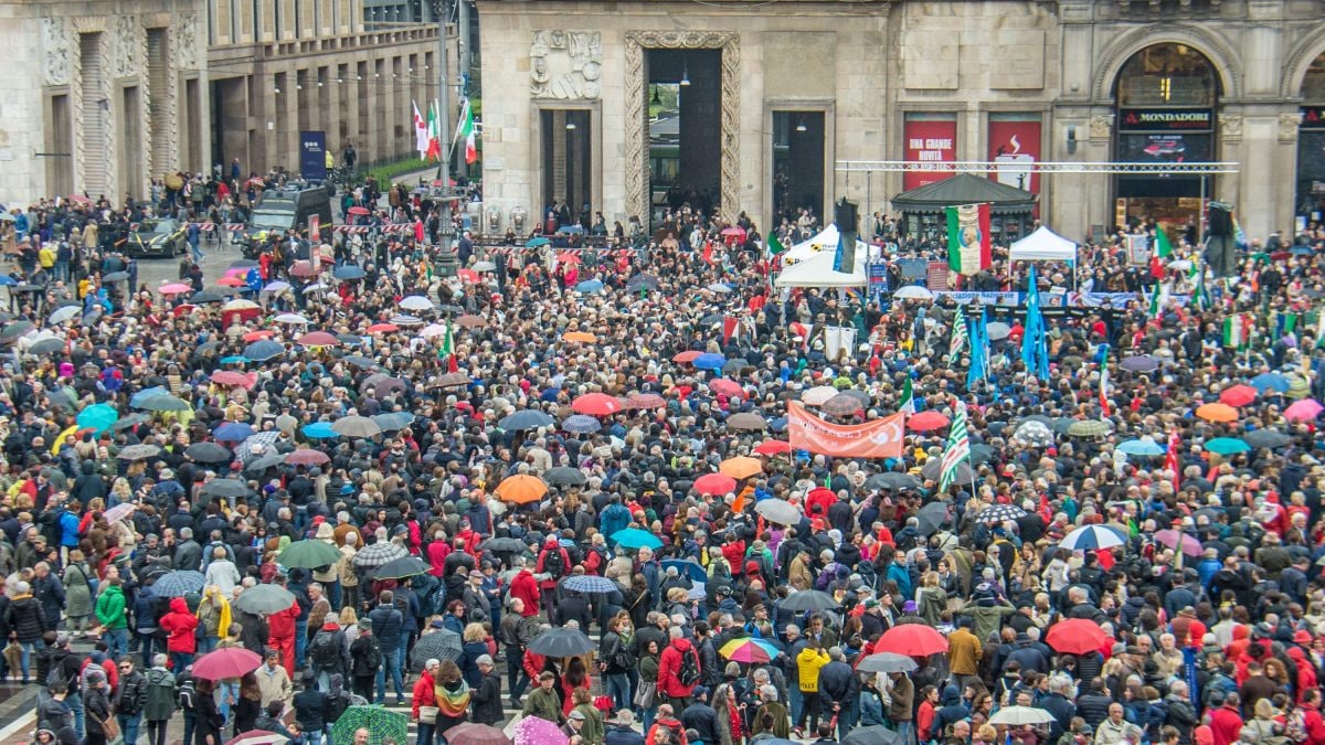 Piazza Duomo gremita di persone in occasione delle celebrazioni per la Festa della Liberazione