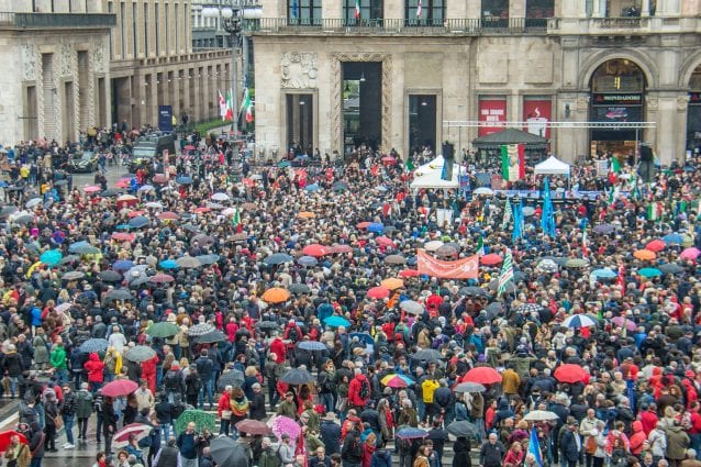 Piazza Duomo gremita di persone in occasione delle celebrazioni per la Festa della Liberazione