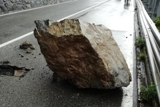 Il masso franato lungo la litoranea del lago d’Iseo