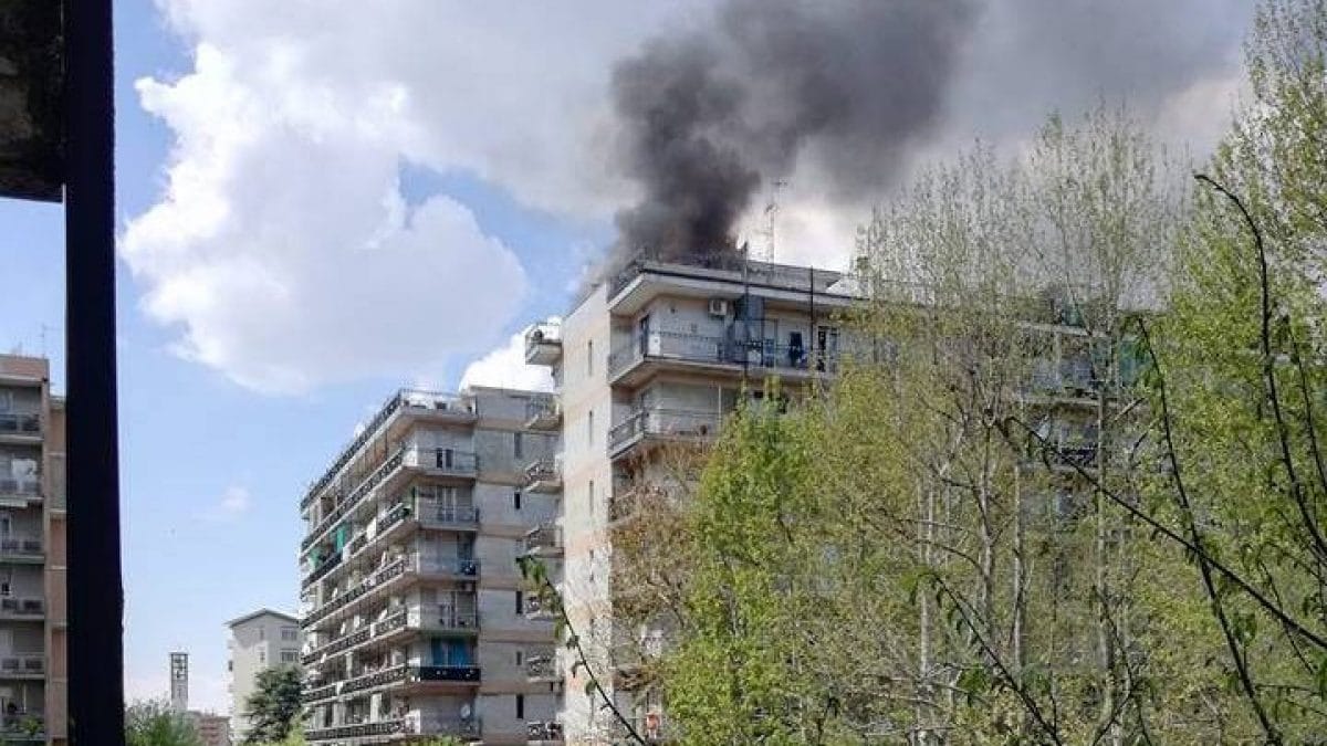Il condominio in fiamme a Pioltello (foto Facebook)