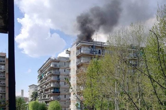 Il condominio in fiamme a Pioltello (foto Facebook)