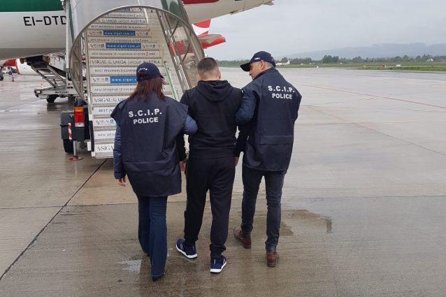 Artur Milaqi scortato dagli agenti del Scip