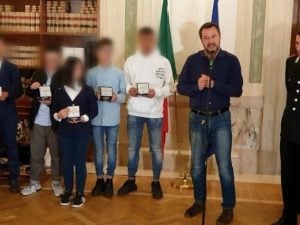 I bambini del bus ricevuti da Matteo Salvini.