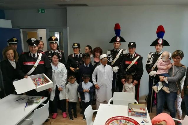 I carabinieri in visita al Day hospital della Fondazione Giacomo Ascoli onlus presso l’ospedale Del Ponte di Varese (Foto Facebook)