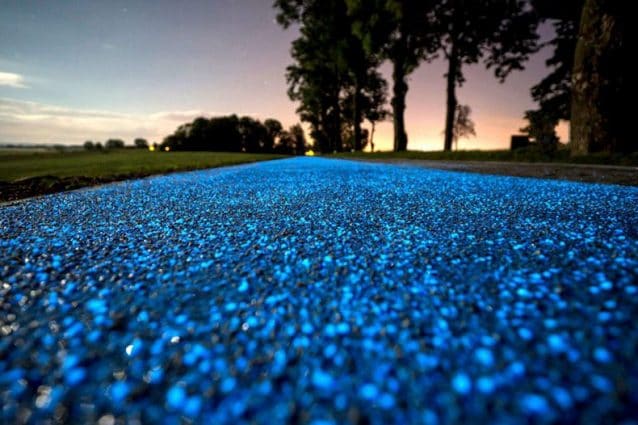 La Glowing Blue Bike Lane costruita in Polonia