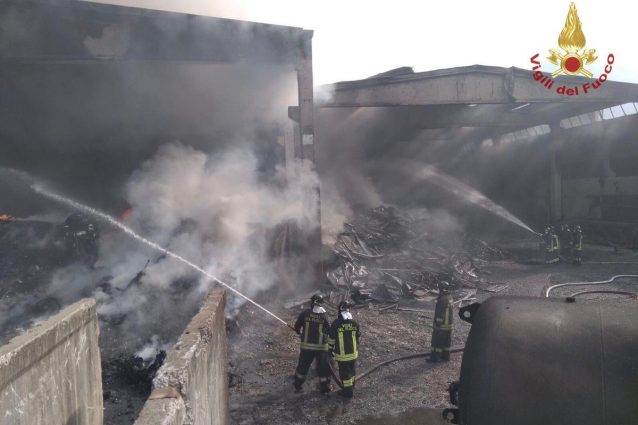 I vigili del fuoco al lavoro a Rogno (Foto dei Vigili del fuoco via Twitter)