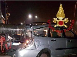 Lo schianto sui binari e l’intervento dei vigili del fuoco