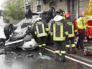 Automobile si ribalta sulla via Napoleona a Como – Foto vigili del fuoco di Como
