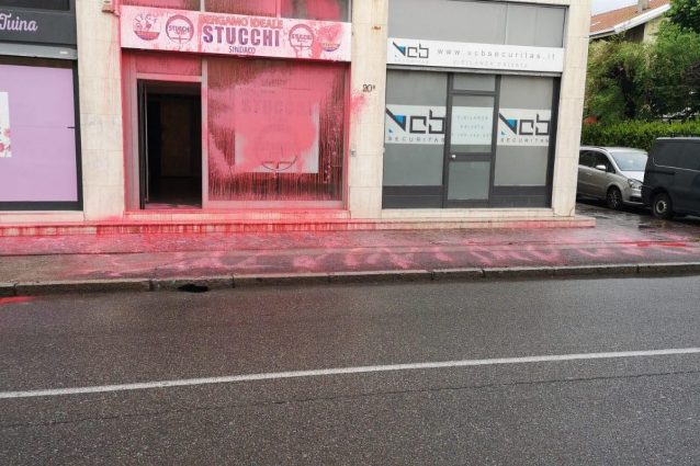 La sede del candidato sindaco leghista vandalizzata (Facebook)
