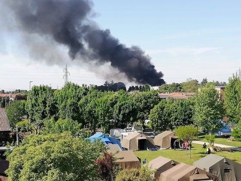 La colonna di fumo proveniente dall’incendio a Ospitaletto