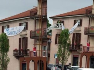 Lo striscione esposto a Brembate
