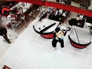 La rapina ripresa dalle telecamere di sicurezza del supermercato