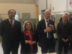 Il ministro dell’Istruzione Marco Bussetti con la docente aggredita (Facebook)