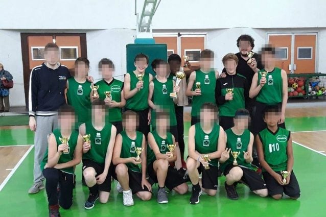 Il ragazzino insultato con i suoi compagni di squadra (Foto Facebook)