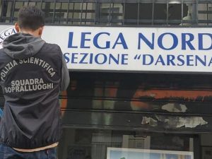 I sopralluoghi della scientifica dopo il raid vandalico
