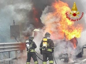 Il veicolo in fiamme sulla Tangenziale Ovest, altezza Baggio a Milano.
