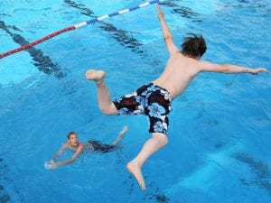 Bimbo di 10 anni annega in piscina durante il Grest, 10 indagati: c&#8217;è anche un minorenne