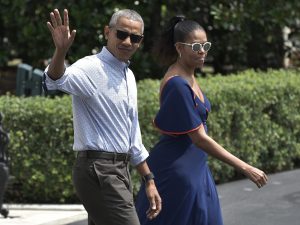 Barack Obama e la moglie Michelle fotografati durante un viaggio