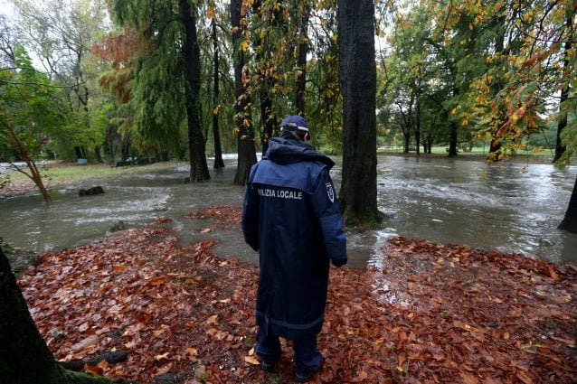 Il fiume Lambro nell’omonimo parco a Milano (Archivio Lapresse)