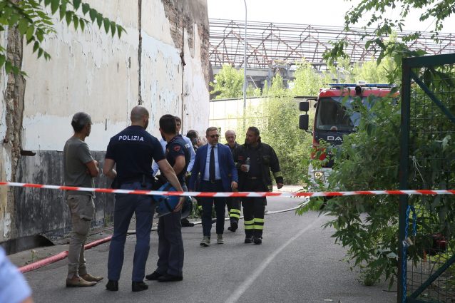 La polizia sul luogo del macabro ritrovamento a Brescia (LaPresse)