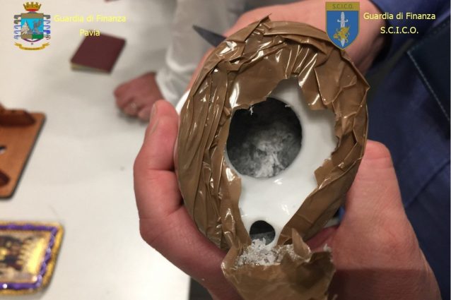 La droga era nascosta in alcune statuette votive