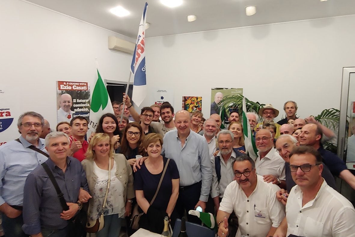 Il neo eletto sindaco Ezio Casati festeggia con i suoi sostenitori