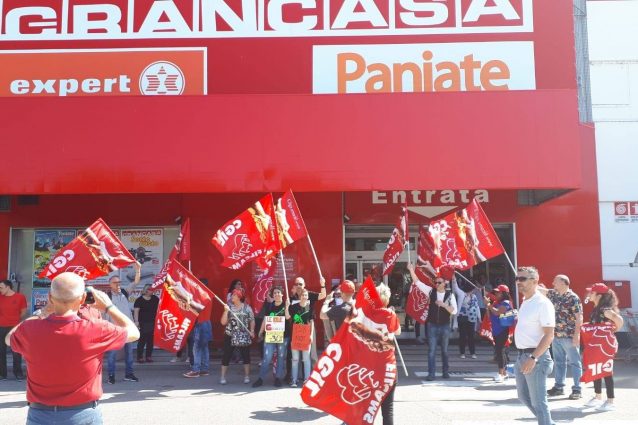 Il presidio dei lavoratori Grancasa a Nerviano (Foto: FIlcams Cgil Milano via Facebook)