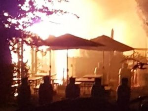 L’incendio al laghetto della Boscherona (Foto Facebook di Ambrogio Perego)