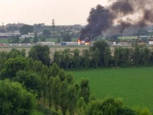 Il camion in fiamme (Foto dal gruppo Facebook Sorveglianza di quartiere Cesano Boscone)