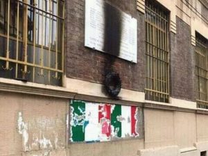 La lapide sfregiata (Foto Facebook Sentinelli di Milano)