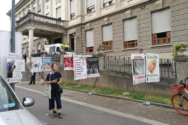 I manifesti degli anti abortisti (Foto da Twitter)