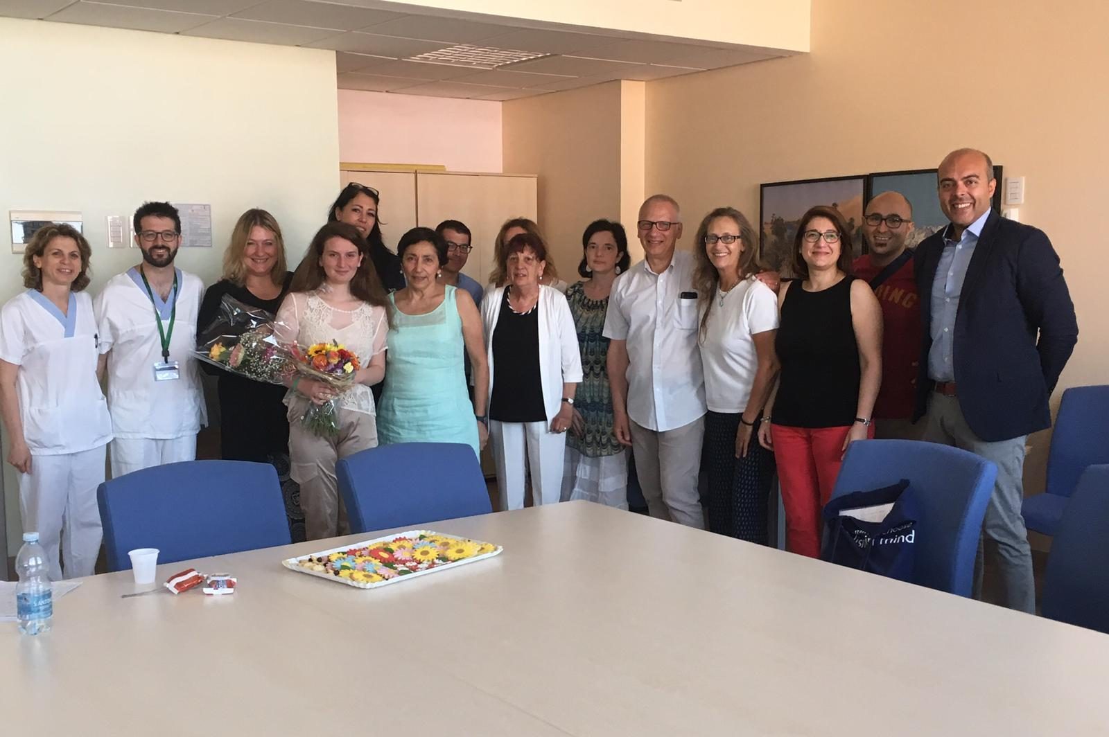 Giorgia con la commissione della Maturità e il personale del reparto in cui è ricoverata