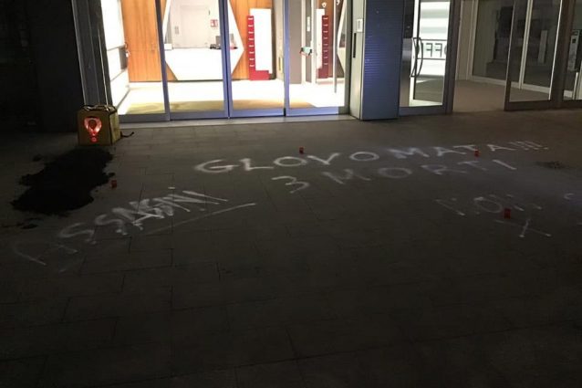 Le scritte davanti alla sede di Glovo (Deliverance Milano)