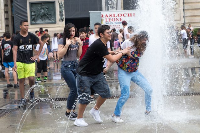 Studenti festeggiano la fine della scuola