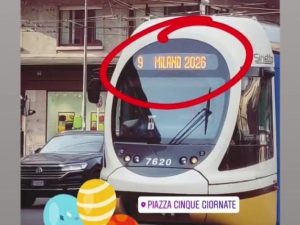 La scritta Milano 2026 su un tram (Foto Mianews)