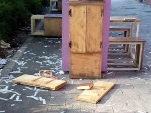 Le foto della libreria danneggiata
