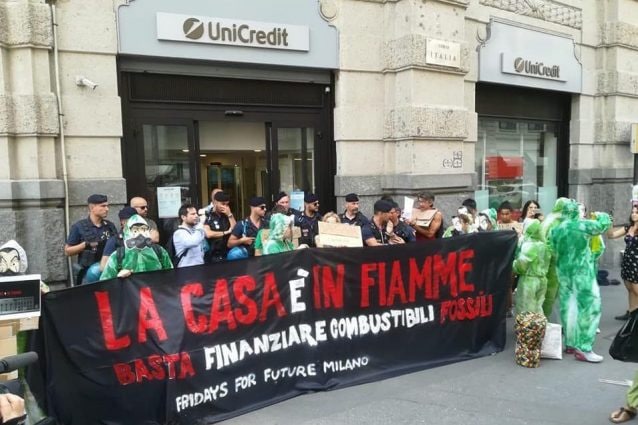 #UniCredit nel mirino degli ecologisti per il finanziamento delle centrali a carbone #UniCredit nel mirino degli ecologisti per il finanziamento delle centrali a carbone