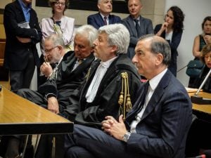 Beppe Sala in tribunale con i suoi legali (LaPresse)