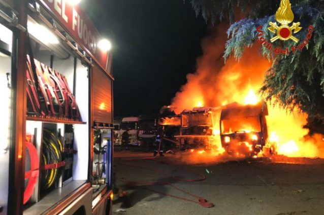 L’incendio (Foto: Vigili del fuoco)