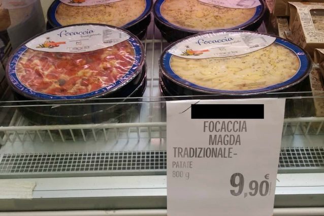 La focaccia barese in vendita in alcuni supermercati di Milano (Foto Fanpage.it)