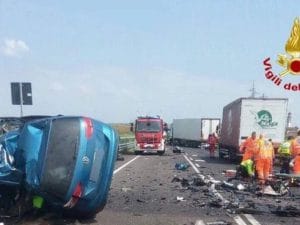 Un incidente in autostrada (Foto: Vigili del fuoco)